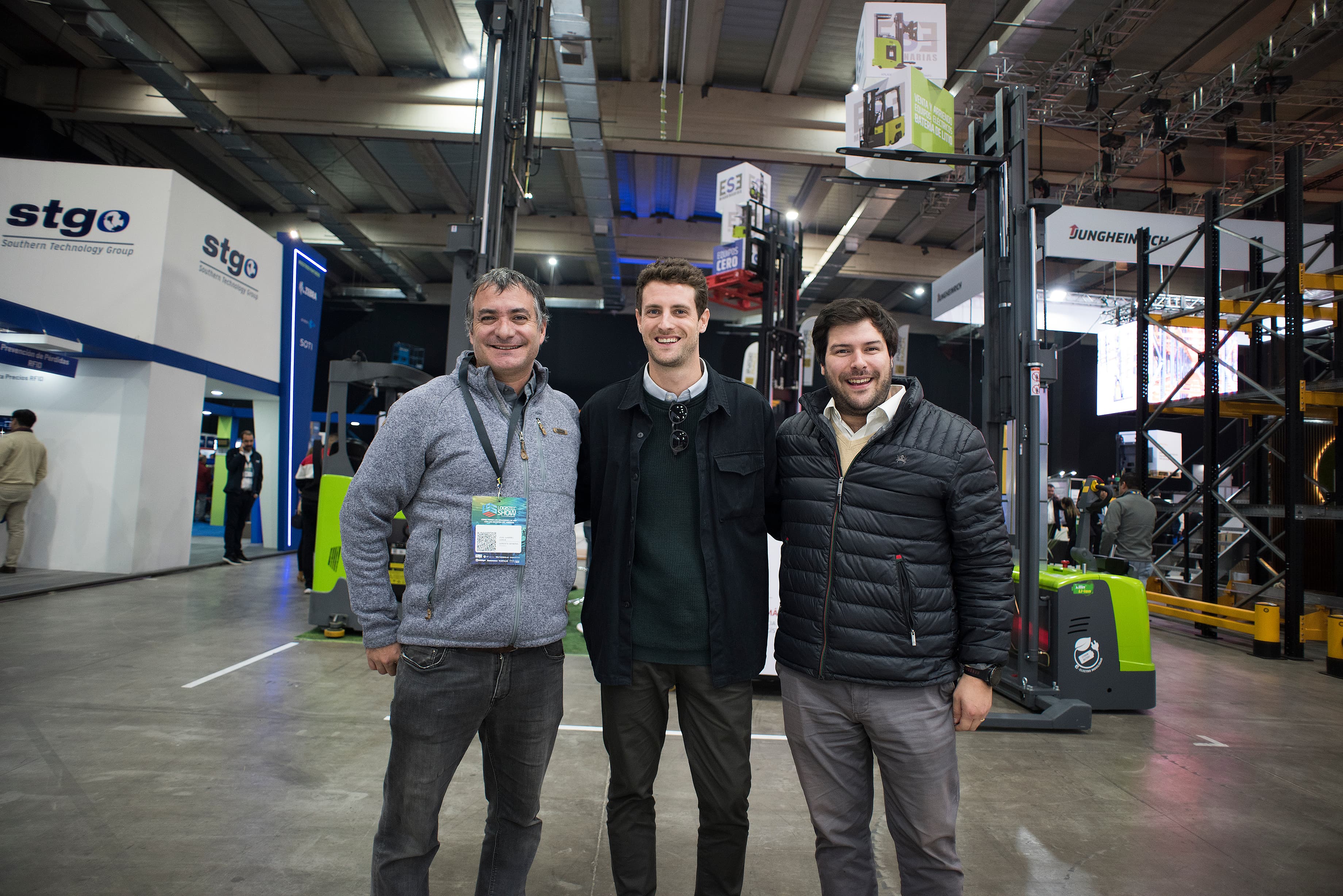 Tres asistentes al Logistec Show en el área de exhibición de la feria