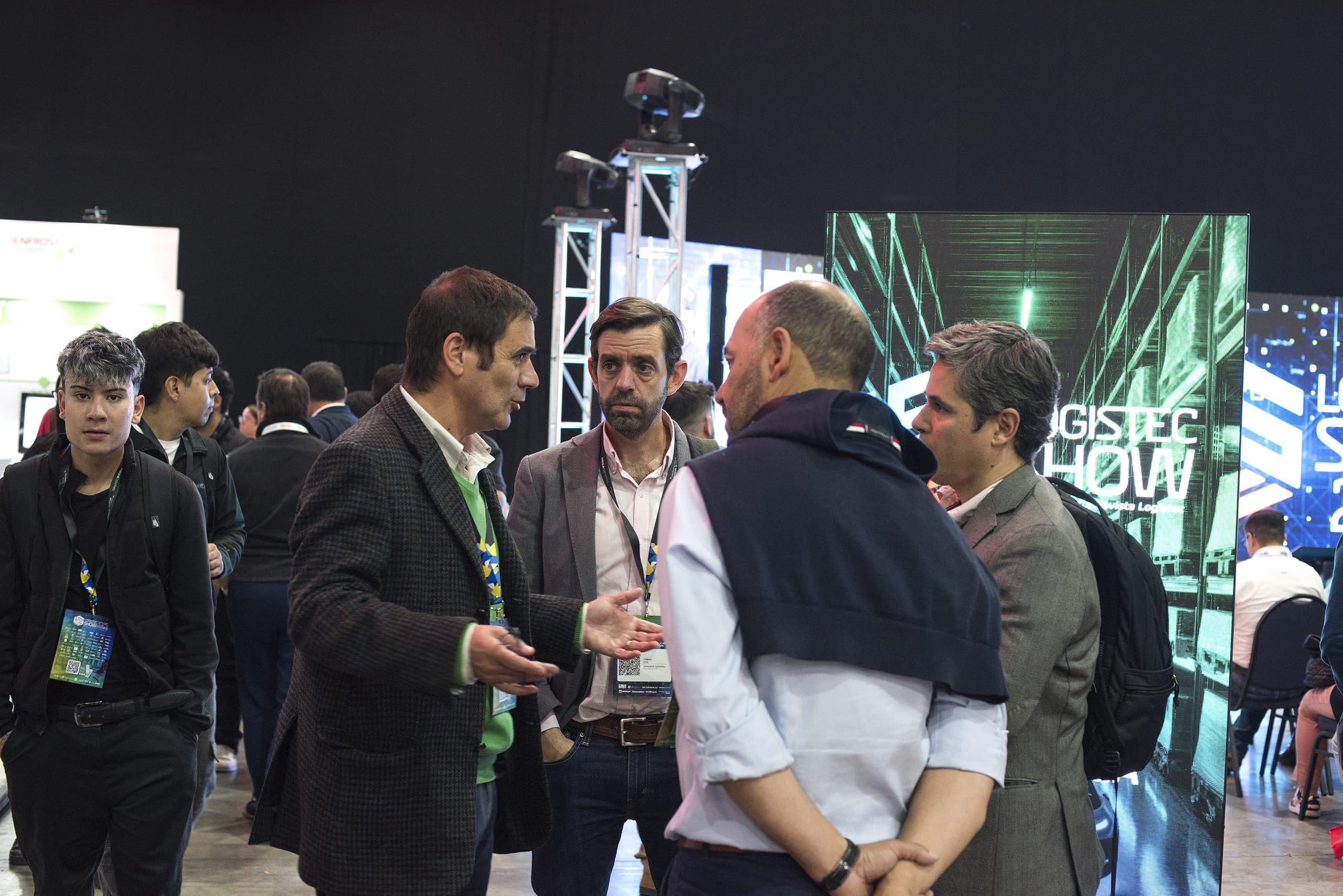 Cuatro ejecutivos conversando en el Logistec Show