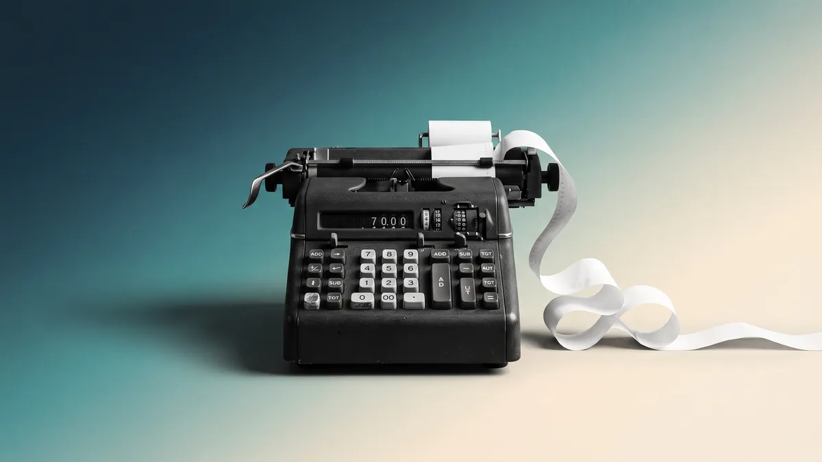 Calculadora de escritorio antigua con una tira de recibo de papel que cae a un costado, en blanco y negro sobre un fondo degradado azul, verde azulado y crema