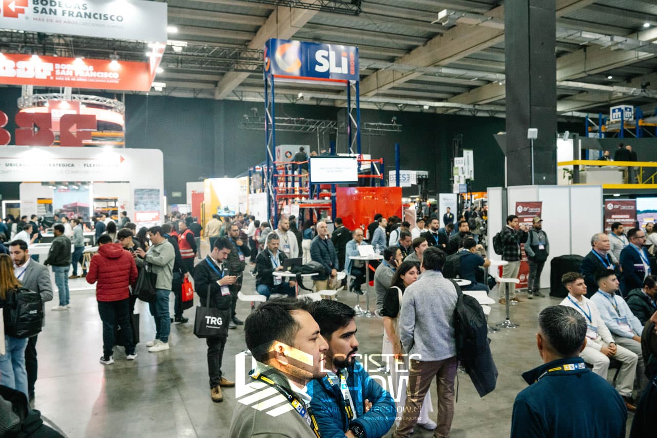 Vista general del Logistec Show con la feria llena de asistentes