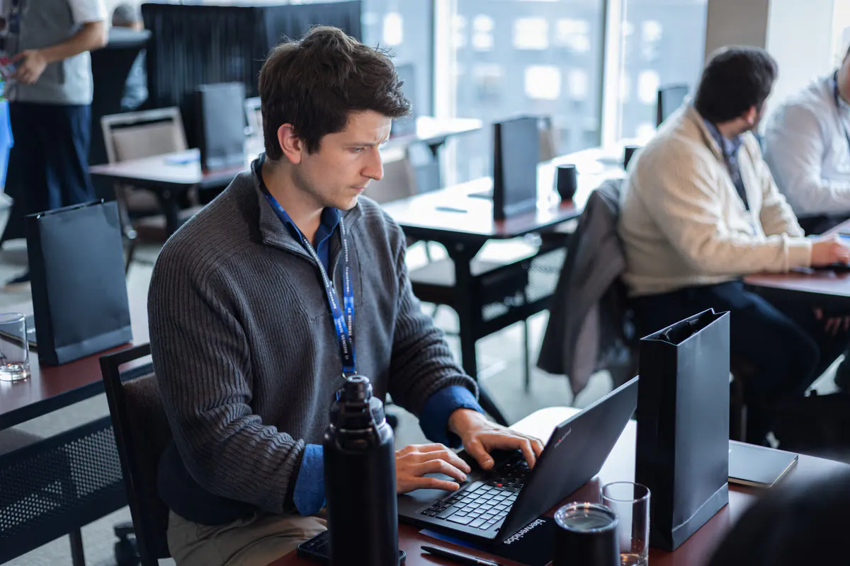 Participante trabajando su caso en el computador